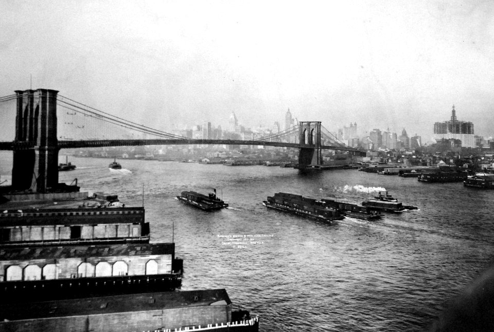 Brooklyn Bridge and New York City skyline, New York, photo by Irving Underhill, 1911 (25438968851)