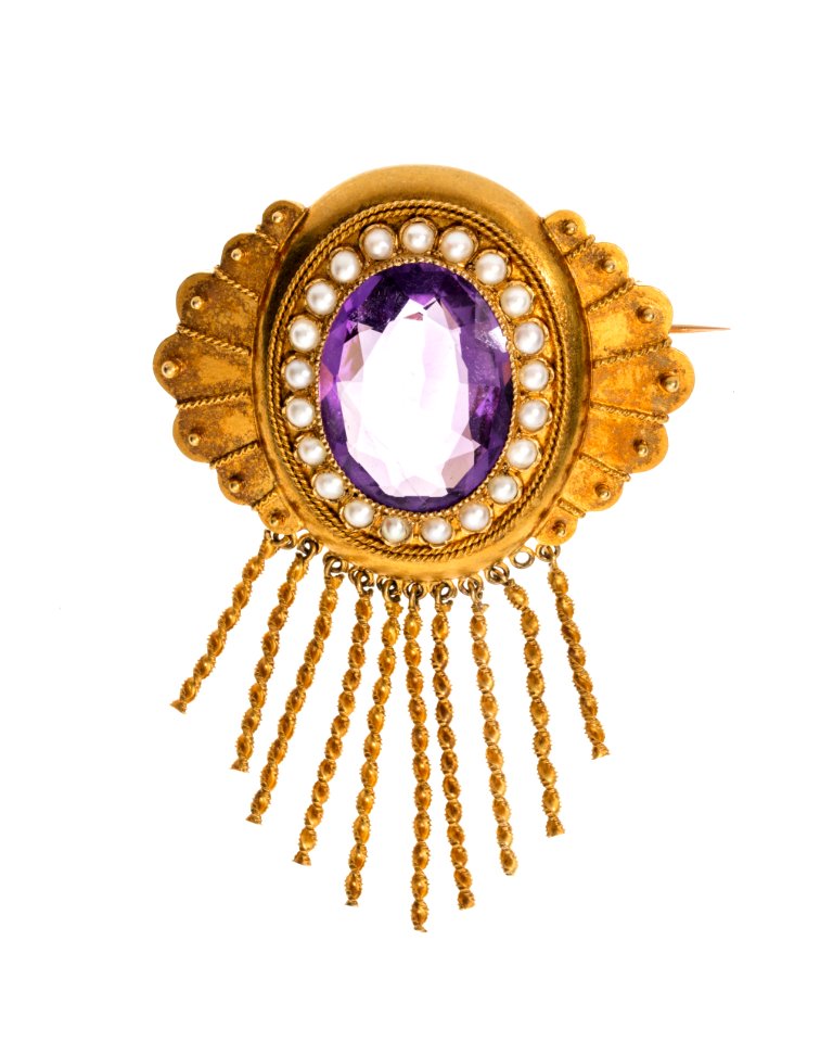 Brosch av guld med ametist och orientaliska pärlor. Del av garnityr - Hallwylska museet - 109880