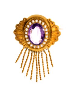 Brosch av guld med ametist och orientaliska pärlor. Del av garnityr - Hallwylska museet - 109880