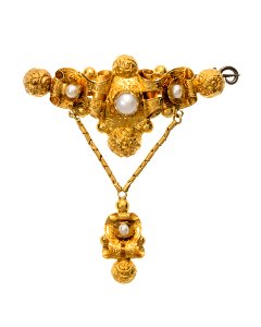 Brosch av guld med orientaliska pärlor, 1840-tal. Del av garnityr - Hallwylska museet - 109874 photo