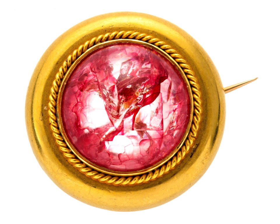 Brosch av guld med rosenkvarts, 1800-tal - Hallwylska museet - 110499