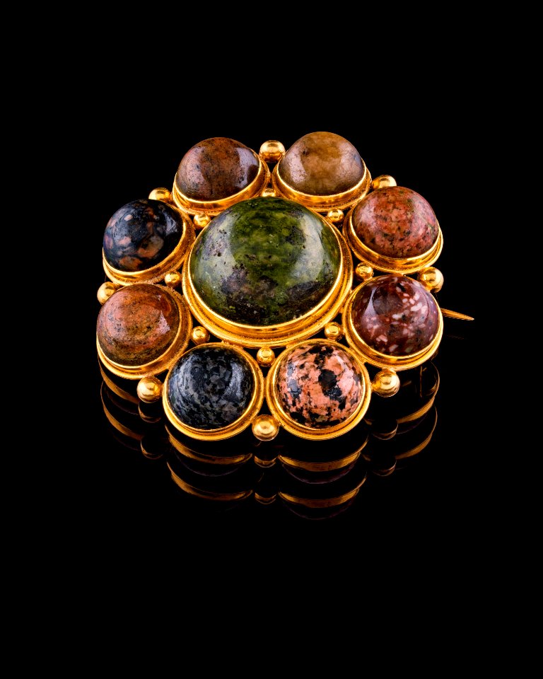 Brosch med strandstenar, 1800-talets andra hälft - Hallwylska museet - 109569