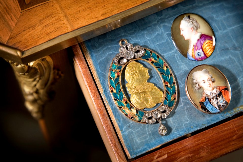 Broscher. Miniatyrporträtt av Gustaf III och Katarina den stora. Medalj, Gustaf III - Skoklosters slott - 86247