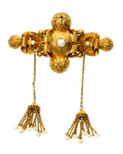 Brosch av guld med orientaliska pärlor,, 1840-tal. Del av garnityr - Hallwylska museet - 109873 photo