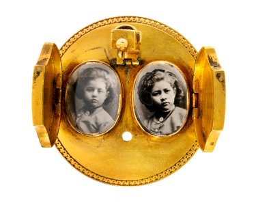 Brosch med fotografiporträtt av Ellen och Ebba von Hallwyl, 1860- tal - Hallwylska museet - 109974