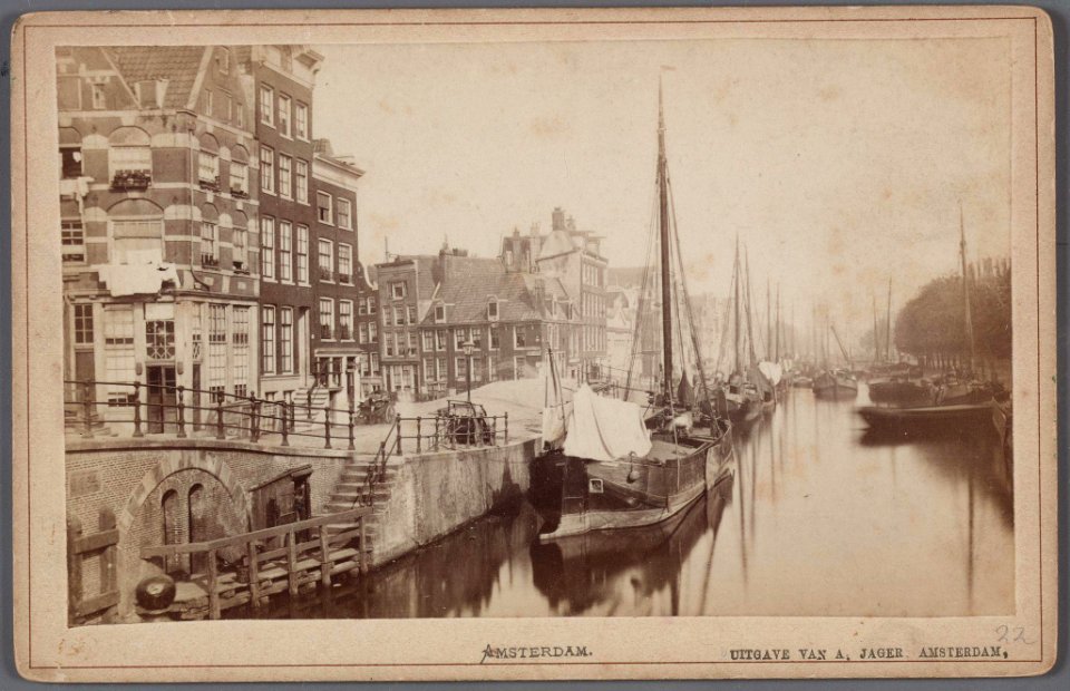 Brouwersgracht 103-105 en hoger. Gezien in westelijke richting met links de ingang van de Lindengracht
