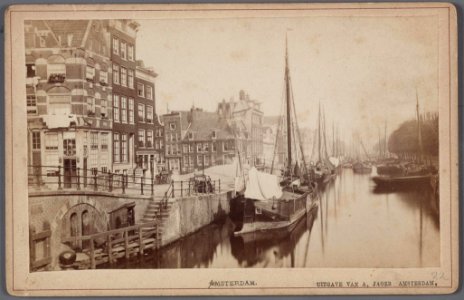 Brouwersgracht 103-105 en hoger. Gezien in westelijke richting met links de ingang van de Lindengracht photo