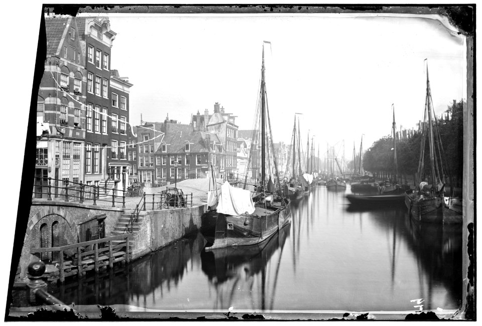 Brouwersgracht 101-119, gezien in westelijke richting met links de ingang van de Lindengracht