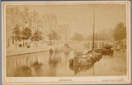 Brouwersgracht gezien van de Prinsengracht naar de Keizersgracht photo