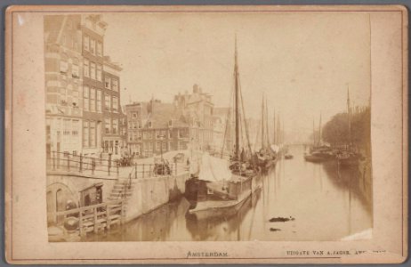 Brouwersgracht 103-105 en hoger Gezien in westelijke richting met links de ingang van de Lindengracht 010005000677.