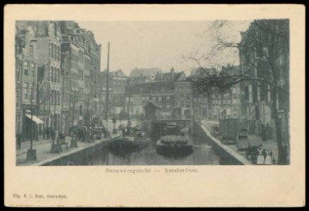 Brouwersgracht vlak voor de Haarlemmersluis in het Singel. Op de achtergrond de Stroomarkt. Uitgave N.J. Boon, Amsterdam, Afb PBKD00118000002