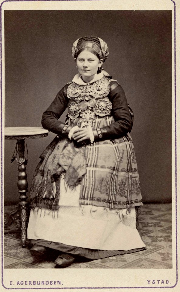 Brud från Herrestads härad Skåne. Kvinna iklädd folklig bruddräkt - Nordiska Museet - NMA.0039750