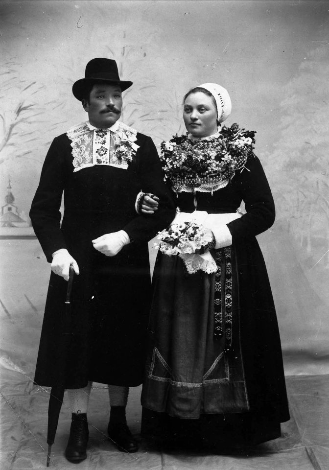 Brudpar. Björs Olle Heden och Anbo Kari, Hästberg. Leksands socken, Dalarna - Nordiska Museet - NMA.0041010