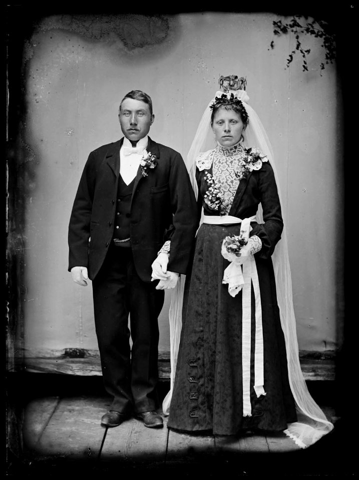 Brudparet Olinus och Berta Nilsson från Transtrand på midsommar - Nordiska Museet - NMA.0028323