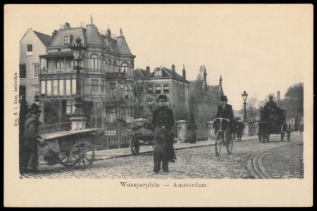 Brug over de Singelgracht gezien naar het Weesperplein. Links de achterzijde van de Sarphatistraat. Uitgave N.J. Boon, Amsterdam, Afb PBKD00188000014