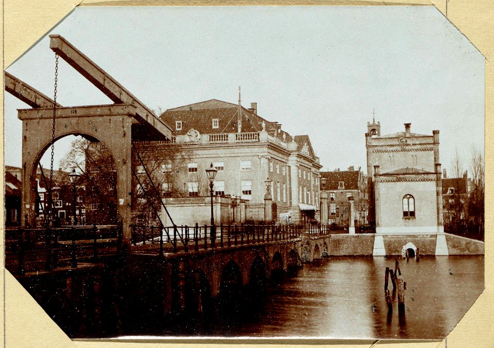 Brug over de Vest aan het Leidscheplein ziende op de Oude Houten Schouwburg