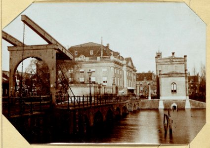 Brug over de Vest aan het Leidscheplein ziende op de Oude Houten Schouwburg