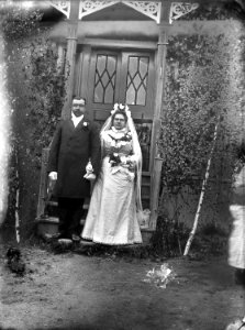 Brudpar stående på yttertrappa. Bröllop i Åsen 24 juni 1903 - Nordiska Museet - NMA.0042660