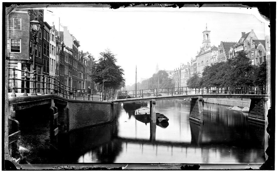 Bruggen over de Brouwersgracht en de Keizersgracht, gezien in zuidelijke richting met rechts de rooms-katholieke kerk De Zaaier, Keizersgracht 22