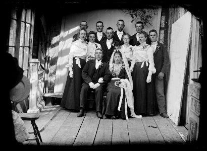 Brudparet Olinus och Berta Nilsson med familj och bröllopsgäster - Nordiska Museet - NMA.0028324