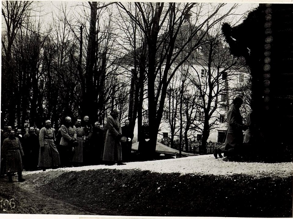 Bruneck, Einweihung der Waldkapelle unterhalb des Soldatenfriedhofes in Gegenwart von Exzellenz von Roth, Dezember 1915. (BildID 15579986)