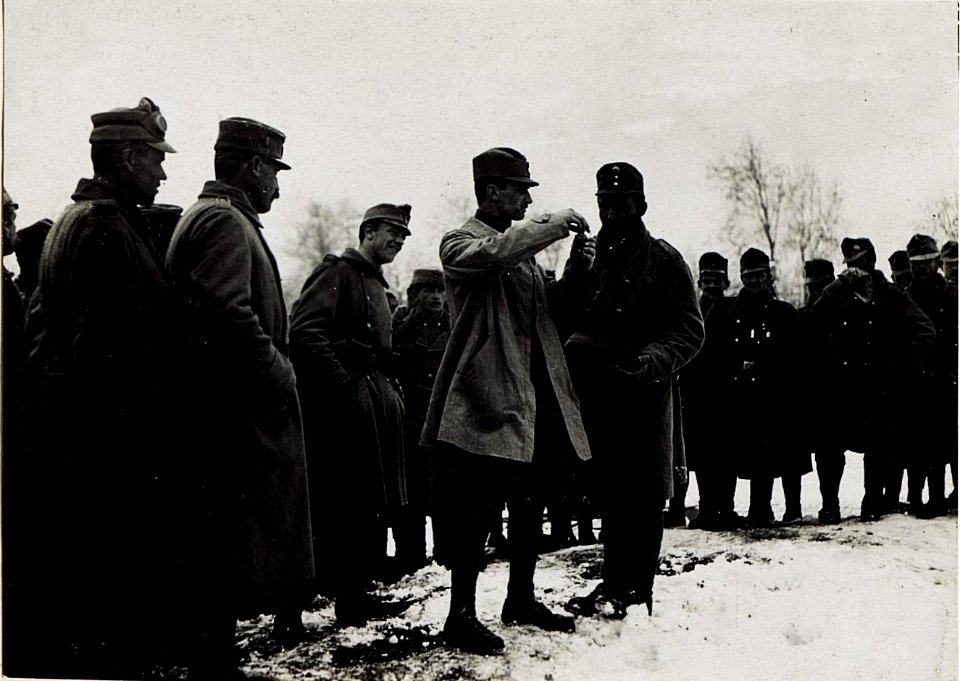 Bruneck, erster Versuch eines Handgranaten - Kurses, Ende Februar 1916. Instruktor Oberleutnant von Reinöhl. (BildID 15580589)
