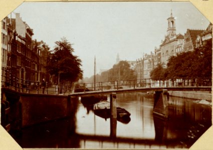 Bruggen over de Brouwersgracht en de Keizersgracht, ziende op de Zaaierskerk