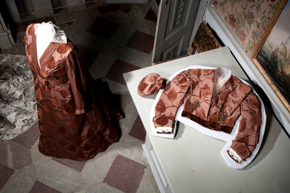 Brun klänning som tillhört von Essen, 1900-talets början - Skoklosters slott - 106489