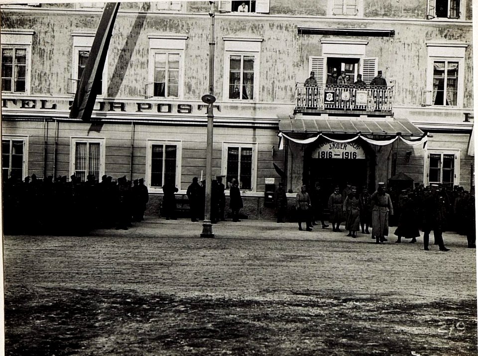 Bruneck, Kaiserjägerfeier am 16.1.1916. Exzellenz von Roth erwartet die Defilierung der Kaiserjäger. (BildID 15580014)