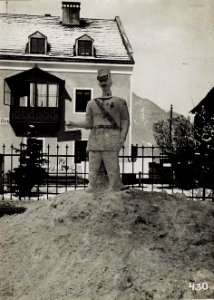 Bruneck, Schneemann des italienischen Königs, im Februar 1916 von den Soldaten angefertigt. (BildID 15579951)
