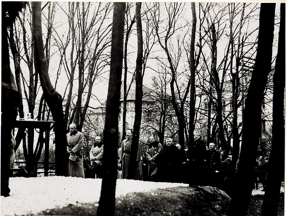 Bruneck, Einweihung der Waldkapelle unterhalb des Soldatenfriedhofes in Gegenwart von Exzellenz von Roth, Dezember 1915. (BildID 15579979)