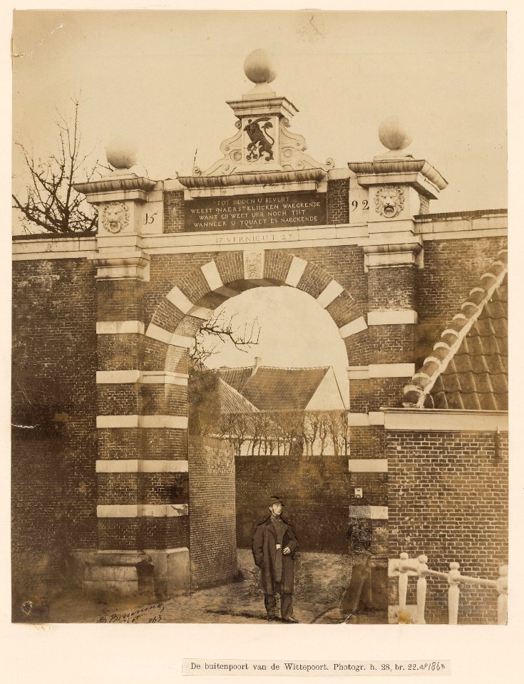 Bruining, Bernardus De Wittepoort, buitenpoort landzijde ErfgoedLeiden
