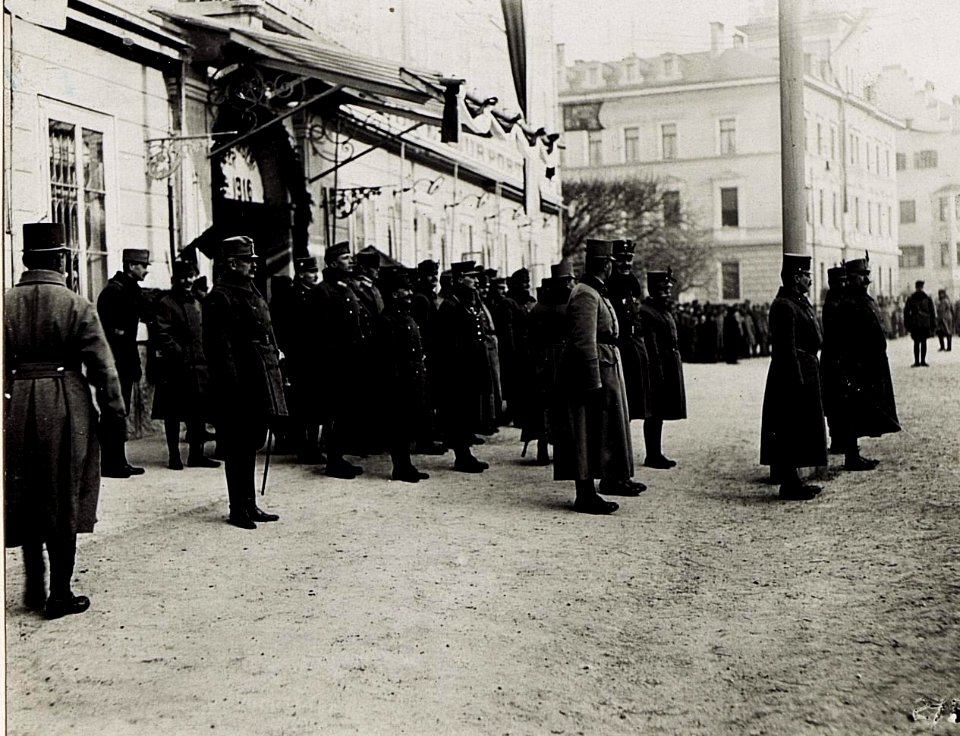 Bruneck, Kaiserjägerfeier am 16.1.1916. Der 14. Korpsstab vor dem Hotel Post. (BildID 15580021)