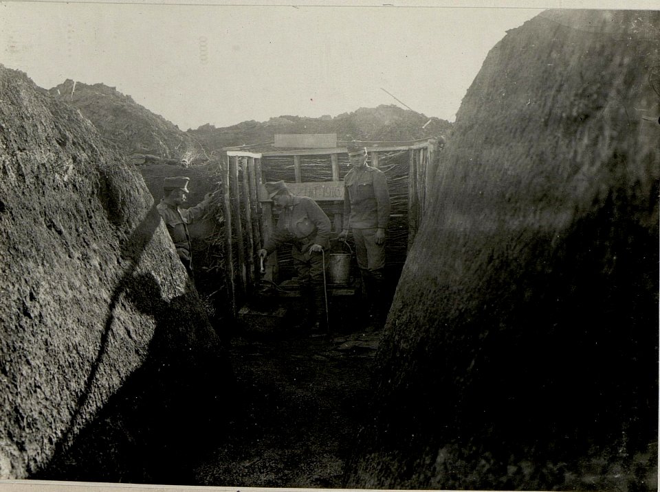 Brunnen im Schützengraben. Aufgenommen am 5.IV.1916. Inf.Rgt.Nr.65. (BildID 15536821)