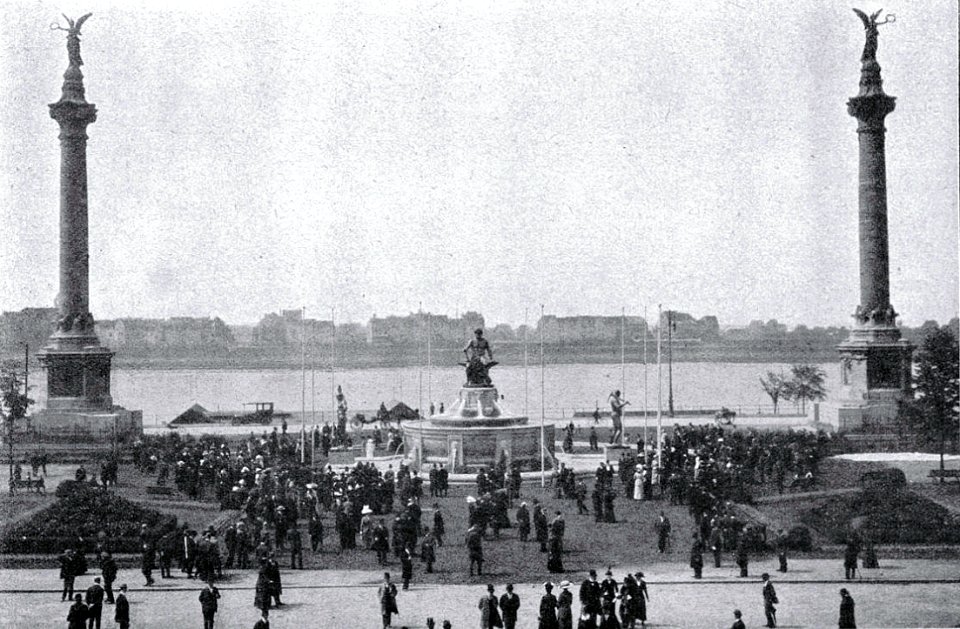 Brunnen vor dem Ausstellungspalast in Düsseldorf, den die Großindustrie von Rheinland und Westfalen zum Andenken an die Ausstellung 1902 gestiftet hat. (Architekt G. Nestler, Bildhauer Fred. Coubillier.) enthüllt 3. Mai 1913