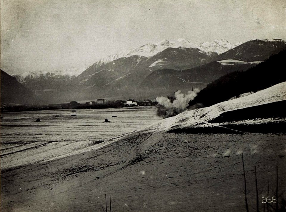 Bruneck, erster Versuch mit primitiven Rollbomben vor Exzellenz Roth. Erfinder Rittmeister von Zubovic. Explodierende Rollmine, 16.1.1916. (BildID 15580631)