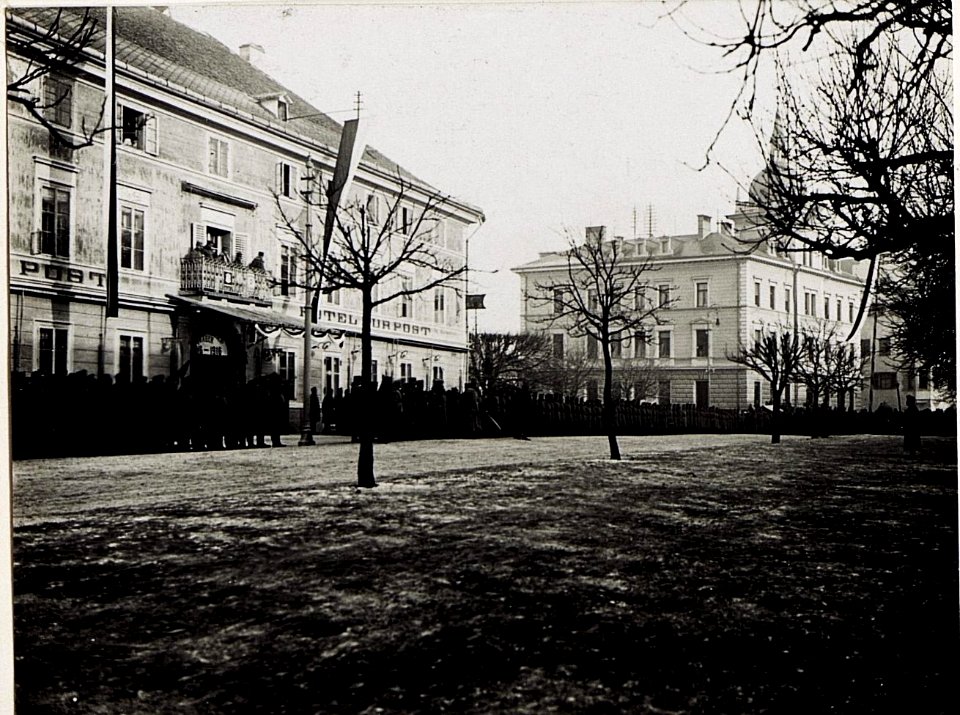 Bruneck, Kaiserjägerfeier am 16.1.1916. Roth geht die Front der aufgestellten Baone ab. (BildID 15580028)