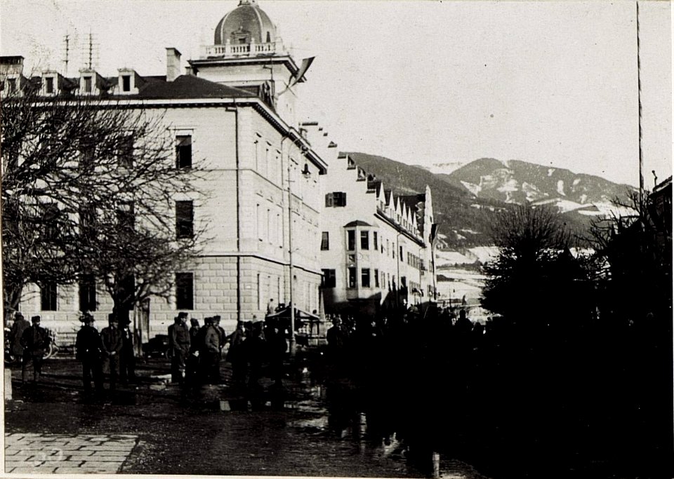 Bruneck, Straßenbild, im Vordergrund das Postgebäude mit der Wohnung von Exzellenz von Roth. (BildID 15579958)