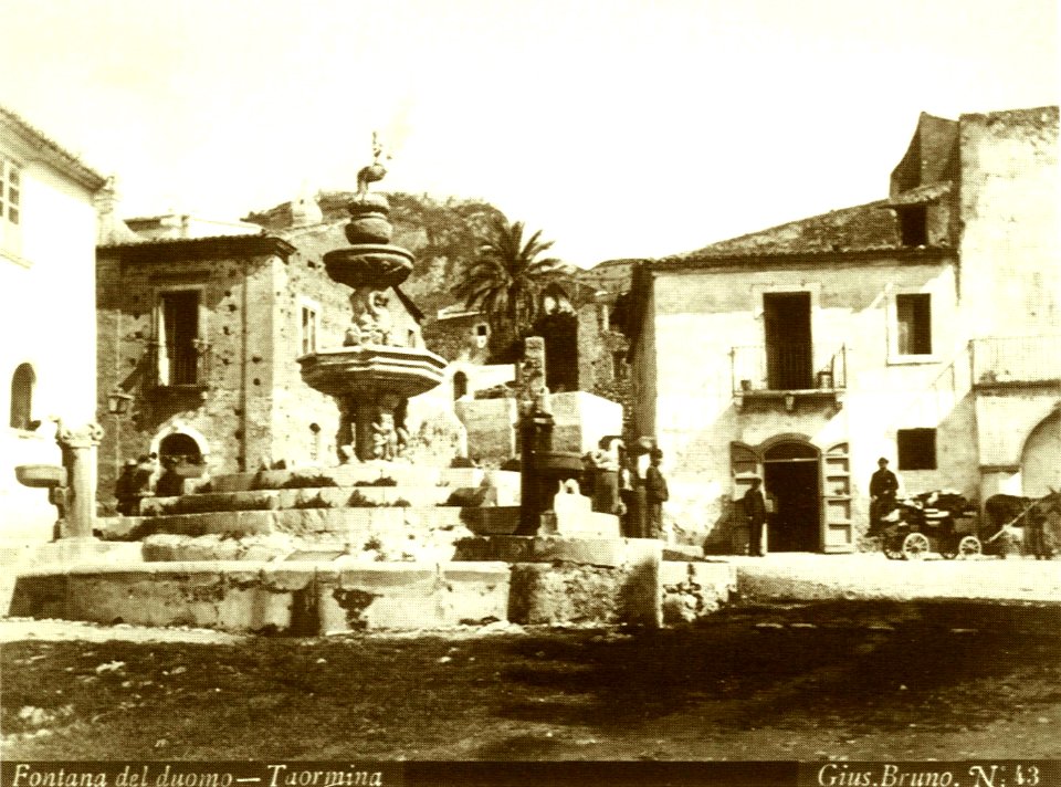 Bruno, Giuseppe (1836-1904) - n. 043 - Fontana del duomo - Taormina - Da - Wilhelm von Plueschow - Privat case n. 21 - Nurnberg 1999, foto 79