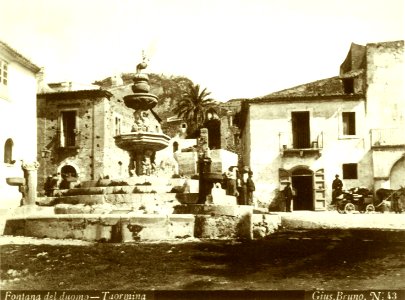 Bruno, Giuseppe (1836-1904) - n. 043 - Fontana del duomo - Taormina - Da - Wilhelm von Plueschow - Privat case n. 21 - Nurnberg 1999, foto 79