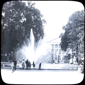 Brussels Park -Non-Irish unknown- fountain, with onlookers (26067536673)