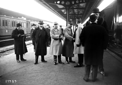 Bruxelles, 12-3-23, (de g. à d.) le général Degoutte, (le) général Bocquet (i.e. Boquet, le général Sérot Almeras Latour, Maurice Herbette), M. Maginot - (photographie de presse) - (Agence Rol)