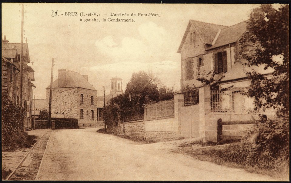 Bruz (Ille-et-Vilaine) - l'arrivée de Pont-Péan, à gauche, la Gendarmerie - Musée de Bretagne et de l'écomusée du pays de Rennes N° Inv. 970.0049.1713