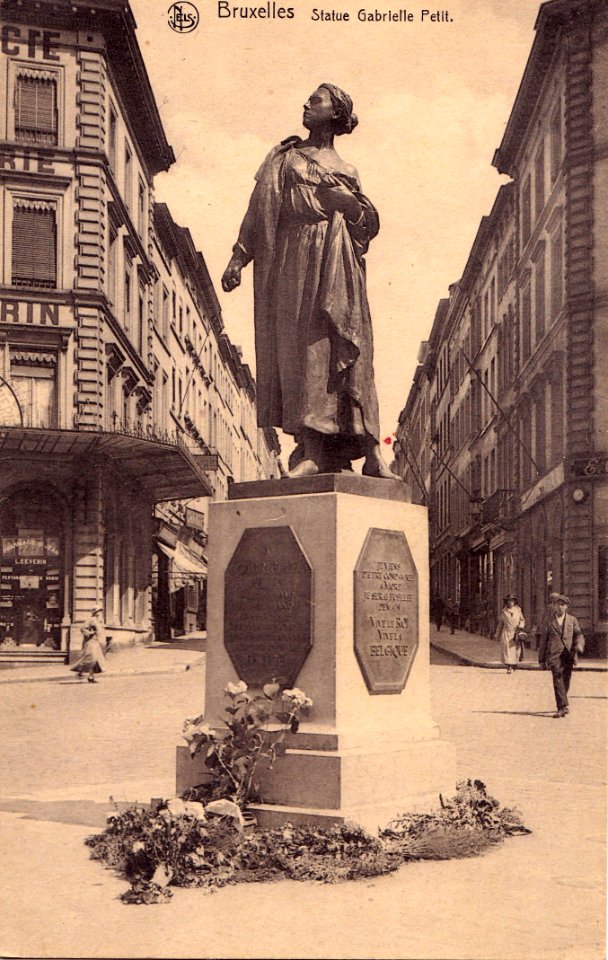 Bruxelas, estatua de Gabrielle Petit, Arquivo de Villa Maria, Angra do Heroísmo, Açores.