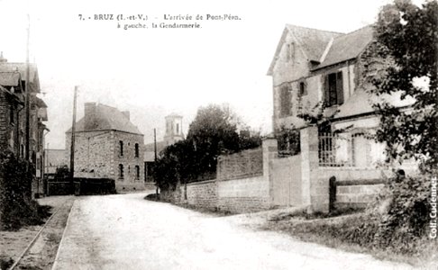 Bruz (Ille-et-Vilaine) - Larrivée de Pont-Péan - a gauche, la Gendarmerie (Collection Jean Pierre Cudennec)