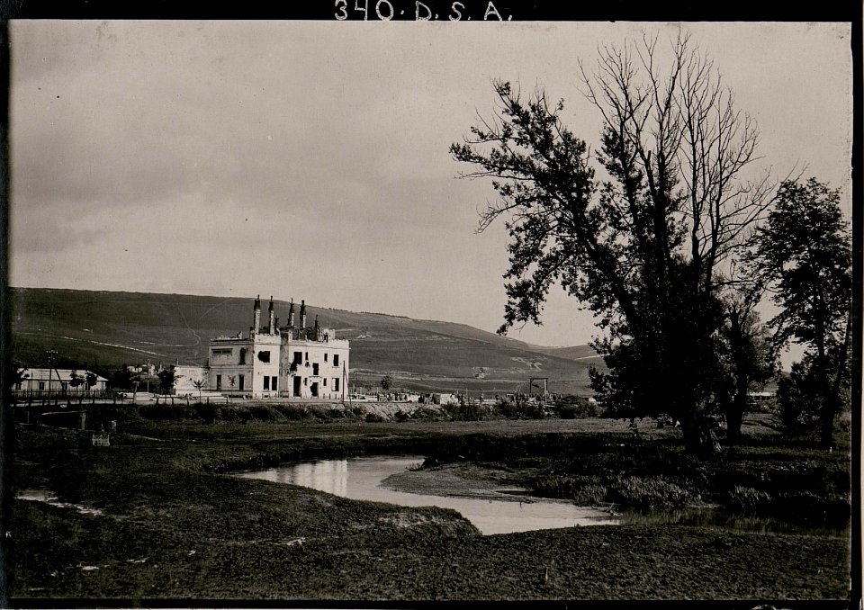 Brzezany, Blick auf die Zlota Lipa, zerstörter Bahnhof und russische Verteidigungsstellung