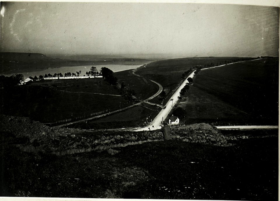 Brzezany, Blick von der feindl. Stellung am Strassengraben und Eisenbahnstation Chatki (BildID 15432357)
