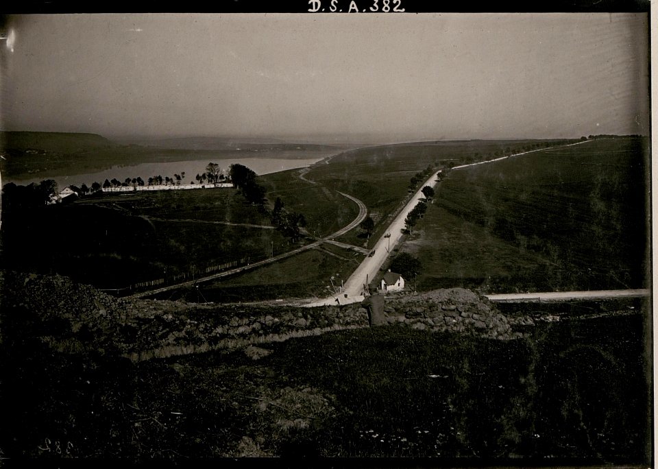 Brzezany, Blick von der fweindlichen Stellung am Strassengraben und Eisenbahnstation Chatki (BildID 15734361)