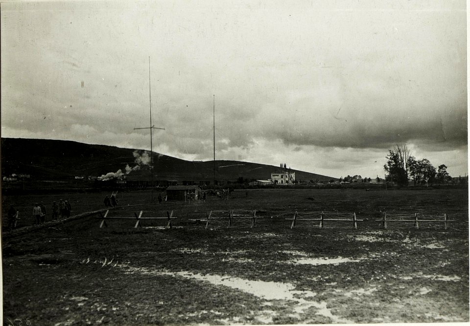 Brzezany, Blick zum Bahnhof un Osthänger an der Zlota Lipa (BildID 15432175)