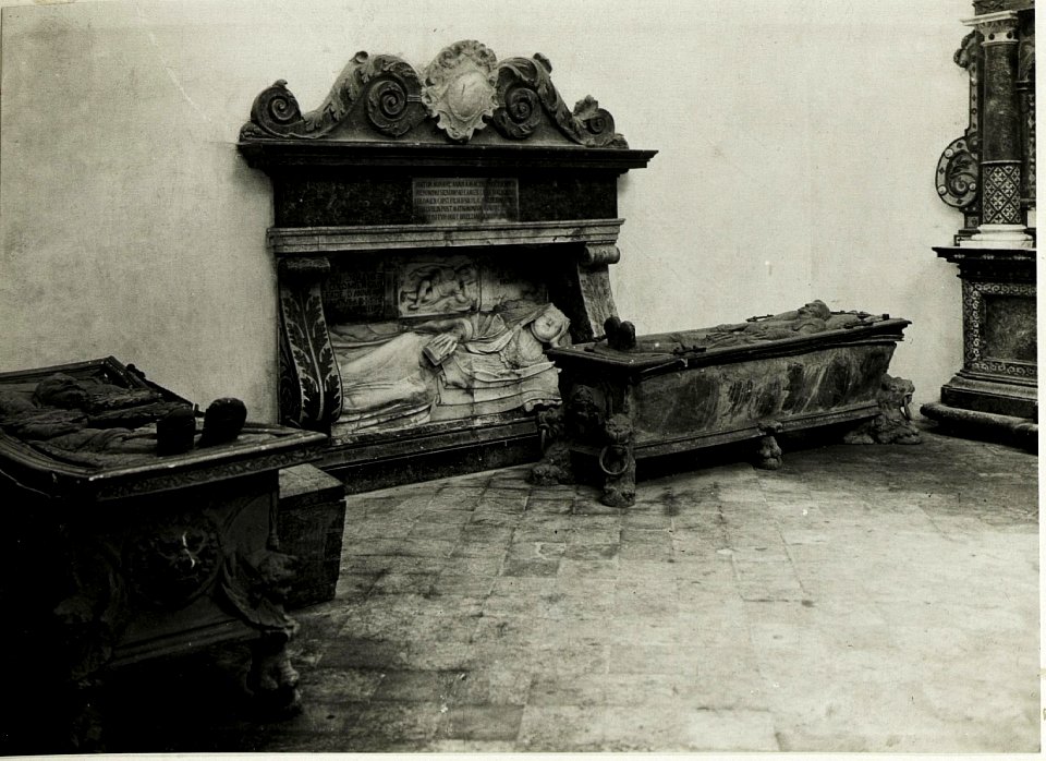 Brzezany, Erbrochene Särge in der Schlosskapelle (BildID 15432210)